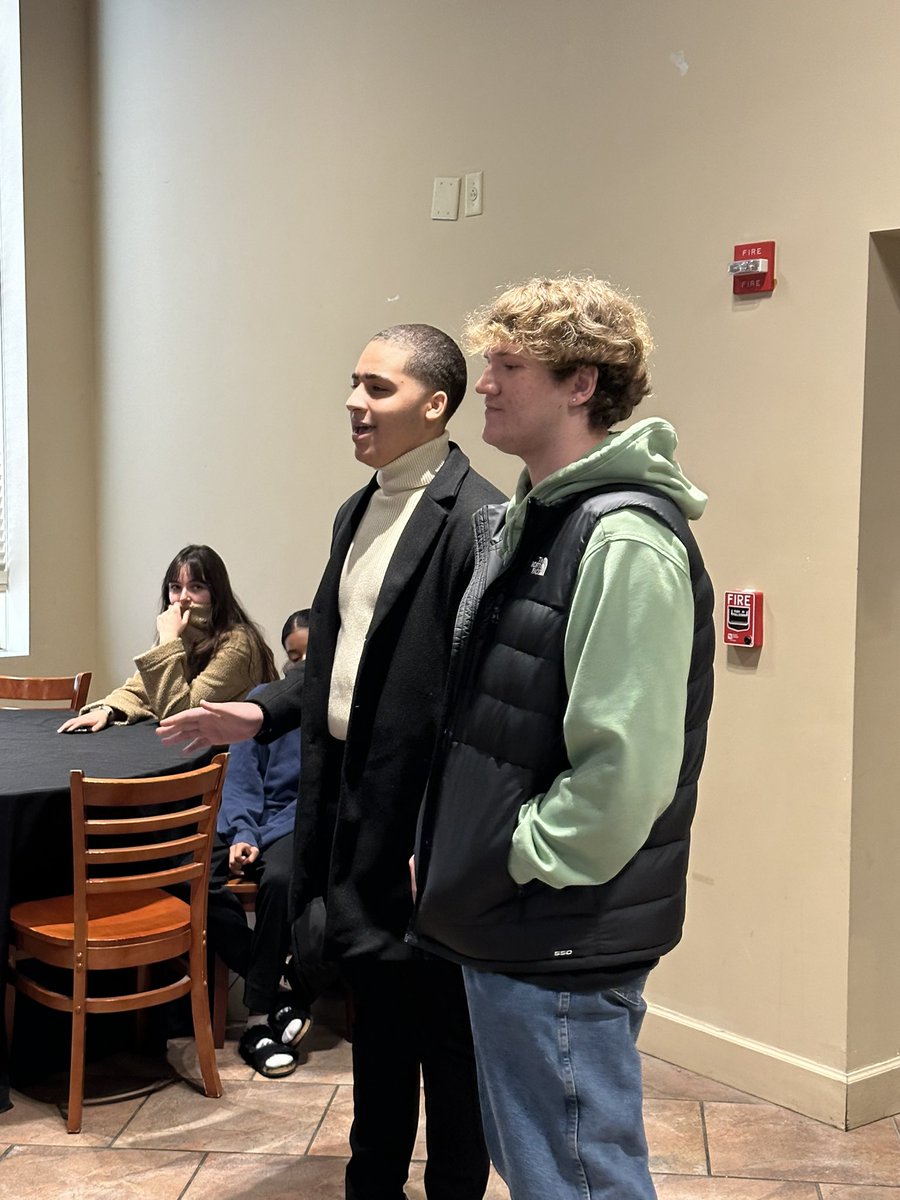 Great to see Sean Neal and Demitrius Guest today! They are @ib_c_p alumni working in the hospitality industry while taking classes at @hagerstowncc speaking to our year 1, year 2, and @ib_c_p PPS students today at Bulls and Bears Restaurant! @KimOKane66 @LMEKwcps @HubsNHHS