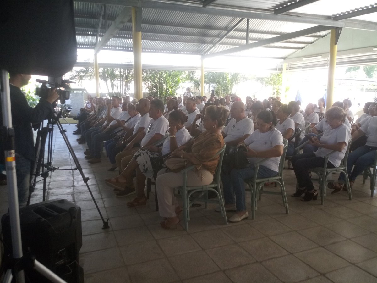 CAvilmat's tweet photo. Inicia en nuestra Empresa de Materiales de Construccion de Ciego de Ávila el Acto Provincial por el día del Constructor.
@PaulinoPrezVie1 https://t.co/YNzMI6Sumx