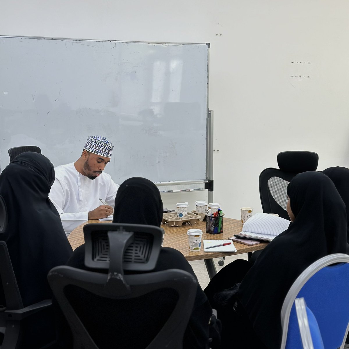 مبادرات قطاع البحث العلمي والإبتكار بفرع الجامعة بصلالة من أجل بناء وترسيخ ثقافة إنشاء الشركات الطلابية و تفعيل دورها في قطاع الأعمال،قام نادي الابتكار وريادة الأعمال تحت إشراف قسم الابتكار ونقل التكنولوجيا بتنظيم ورشة تدريبية قدمها الفاضل/ عماد عبيدون - محلل كيميائي بشركة أوكيو