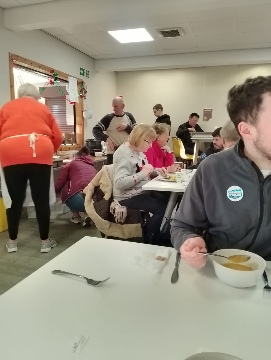 Was truly wonderful to receive a generous invitation to the Monday Community Cafe Lunch yesterday run by the brilliant volunteers of #FriendsOfRedburn who offer both a 3 course meal for a minimal donation &amp; a warm space to shelter from the cold &amp; have a chat &amp; a cuppa 🫖☕️🍲🥪