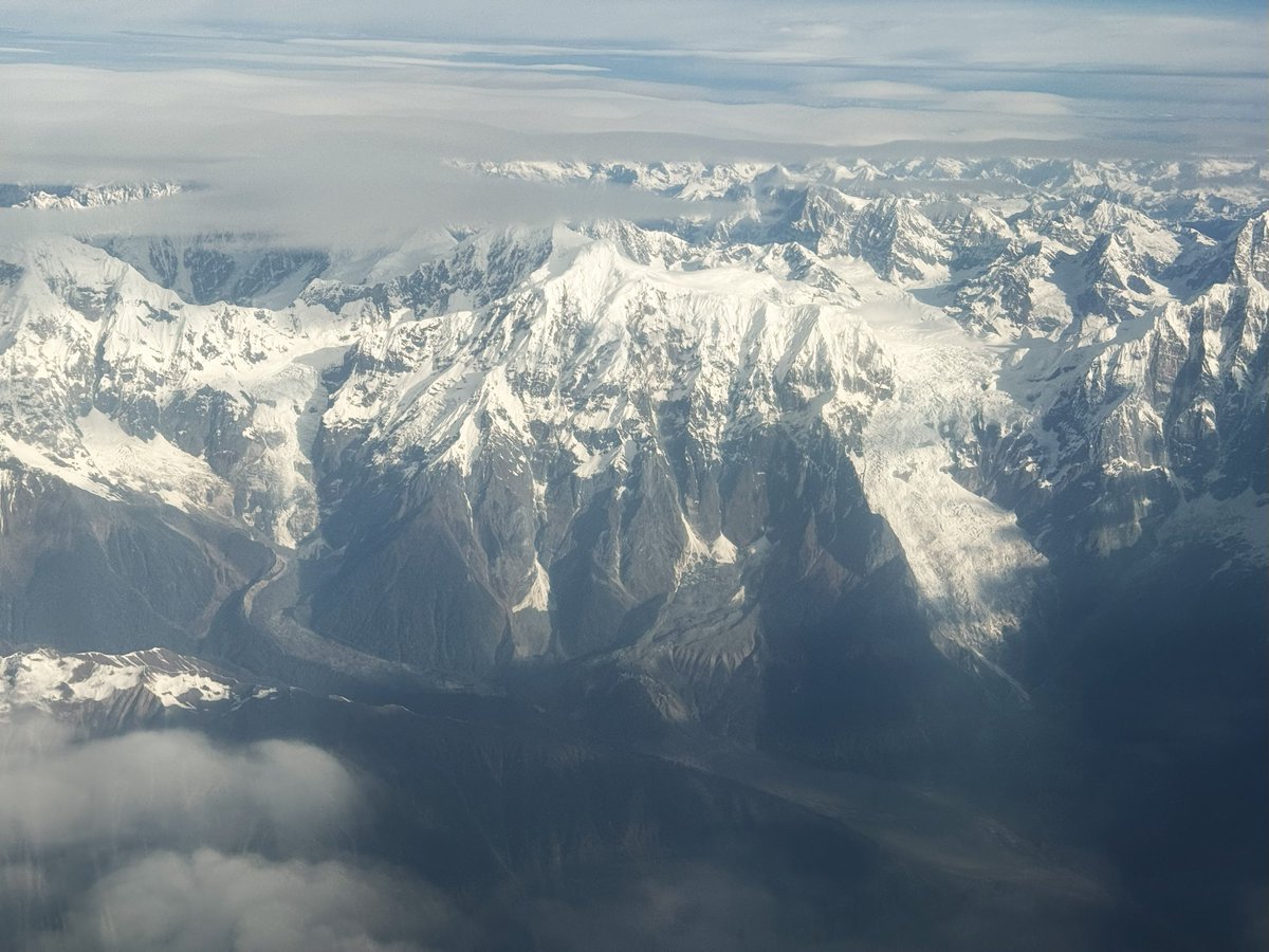 Qiao_GGS's tweet photo. Captured the picture on China Air from Chengdu to Tibet Linzhi on 28 November. This gaint landslide happend two years before is closed and comparable to the famous Yigong 2000 Landslide. https://t.co/qfYk6t5nwb