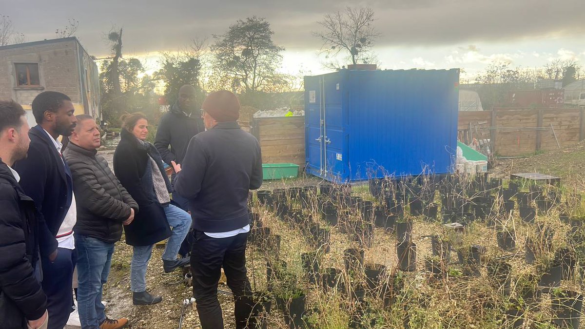 diarra_abdou1's tweet photo. La journée continue en #SeineSaintDenis avec @EELV par une rencontre avec @GnabalyMohamed, maire de 📍 l'île Saint Denis, qui nous a présenté la ferme florale de l'association #Halage. Ce projet d'écologie populaire permet de repenser le lien entre les citoyen-nes et la ville.🌻 https://t.co/I7sPtMwnpT