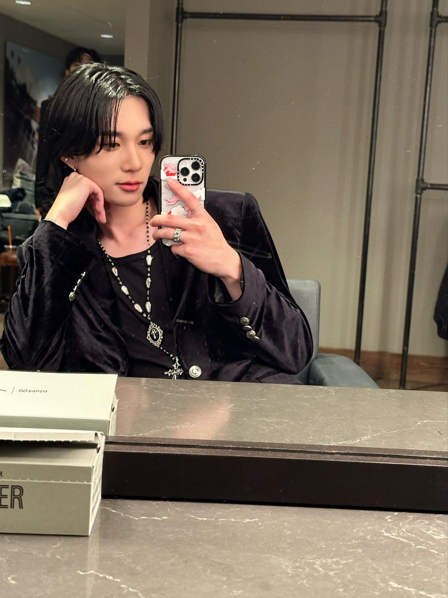 P1H_members's tweet photo. 벨벳자켓 맘에 들어👍🏻😃

#P1Harmony #THEO https://t.co/XMt1NanXfa