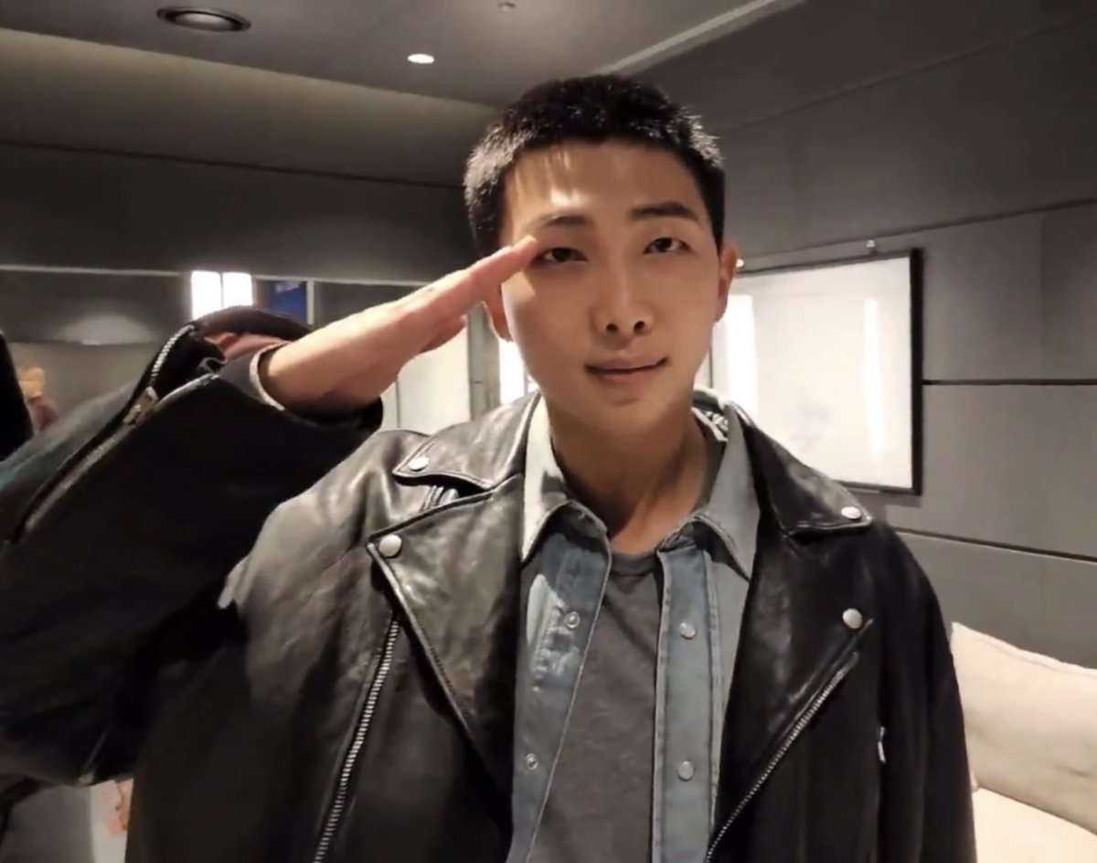 RMPICS_twt's tweet photo. everyone : 👋 🫡 💪
meanwhile buzzcut JK : 🏃‍♂️💨 https://t.co/s6SZMuKtmo