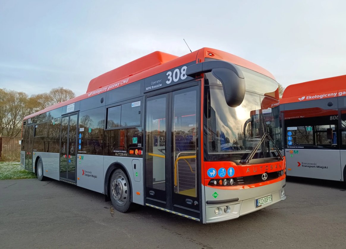 The final batch of Cummins L9N powered AUTOSAN SANCITY 12LF CNG buses manufactured by HSW/Autosan has been delivered to Rzeszów, Poland. With 320hp and 1356Nm torque, these buses will transport passengers efficiently around Podkarpacie using ultra-low emission natural gas power.