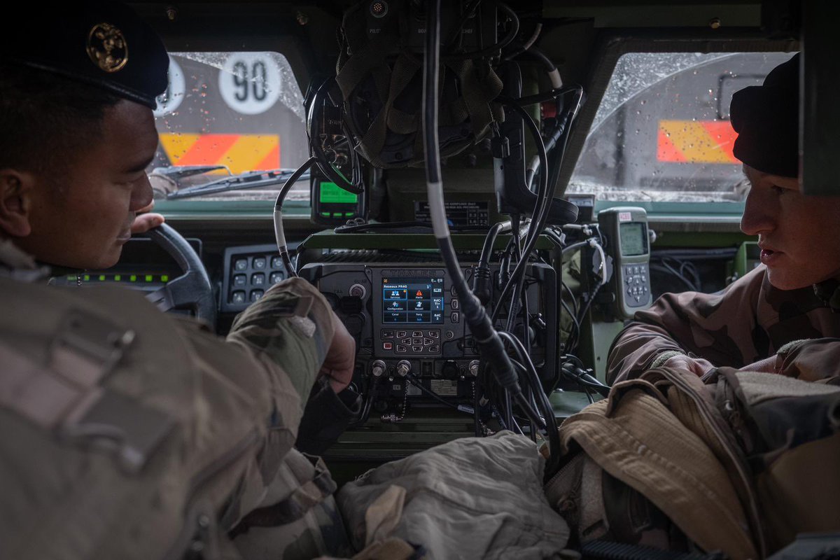 1erSpahis's tweet image. La transformation SCORPION est en marche ! Intégrés au sein du GTIA du #1REC, les #spahis contribuent à l&apos;évaluation technique des nouveaux postes radio CONTACT.