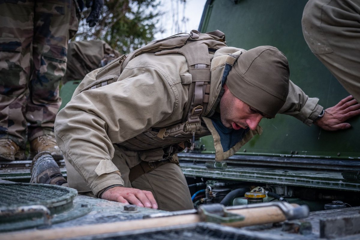 1erSpahis's tweet image. La transformation SCORPION est en marche ! Intégrés au sein du GTIA du #1REC, les #spahis contribuent à l&apos;évaluation technique des nouveaux postes radio CONTACT.