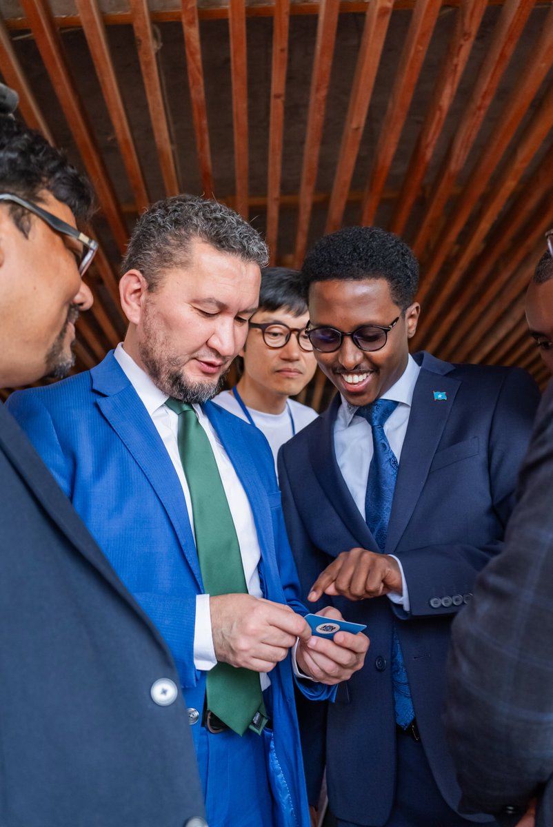 Learning how to say Ministry of Youth and Sports in Somali: Wasaaradda Dhalinyarda Iyo Cayaaraha. Thank you Hon @MoBareMohamud for joining @UNVolunteers on the International Volunteer Day and much appreciation for the Government’s focus on 🇸🇴 youth volunteerism. #IfEveryoneDid