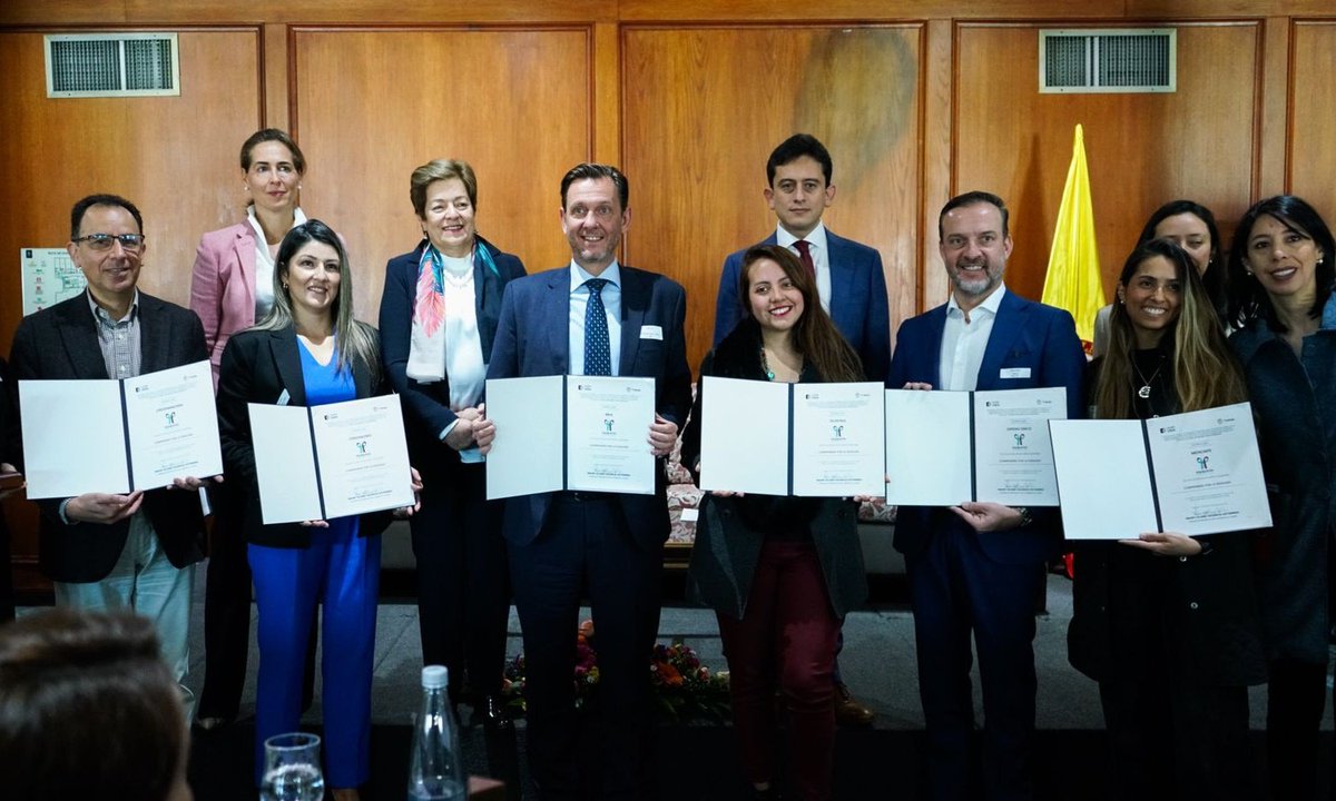 Hoy 23 empresas y organizaciones de la #ComunidadEquipares alcanzaron un galardón por su compromiso con el cierre de brechas de género en el sector laboral en 4 categorías:

📜Reconocimiento
🥈 Sello Plata 
🏅Sello Oro 
🥇 Recertificación Oro

¡Felicidades! 🎉