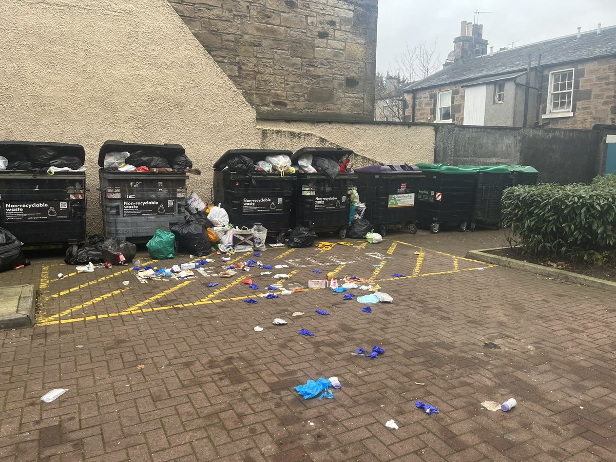 Postsfromthe4A's tweet photo. @Edinburgh_CC 16 days since the communal waste bins were emptied. Rats and other vermin on the increase. Despite emails and phone calls. No positive response. @djohnsonmsp @joannaccherry https://t.co/81dz3JaABZ