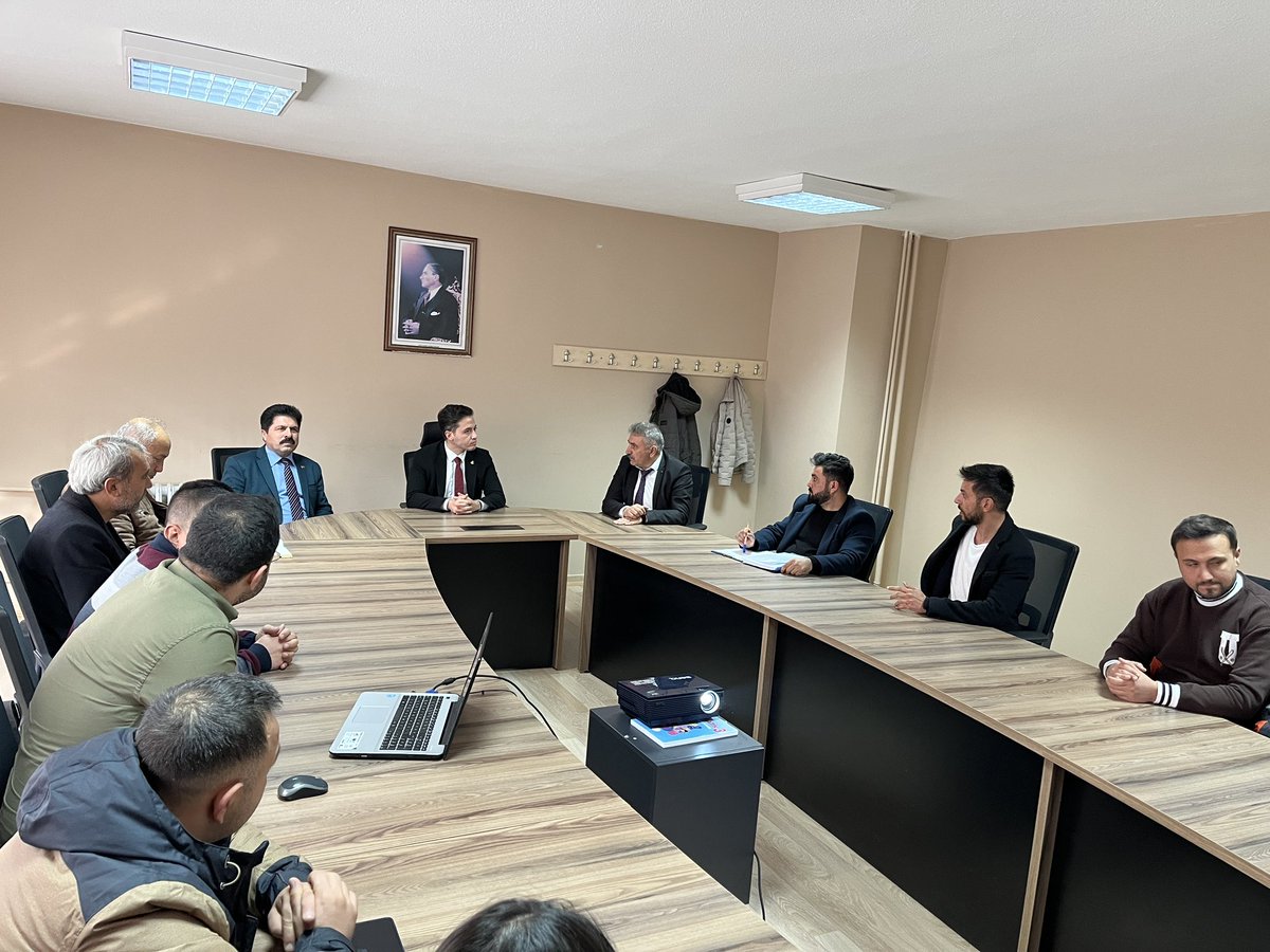 Kaymakamımız Sayın Salih AYDIN, İlçe Milli Eğitim Müdürü Selahattin KOLUKISA ve ilçemizdeki okul müdürleriyle birlikte 2024-2028 Stratejik Plan Bilgilendirme toplantısına katıldı.