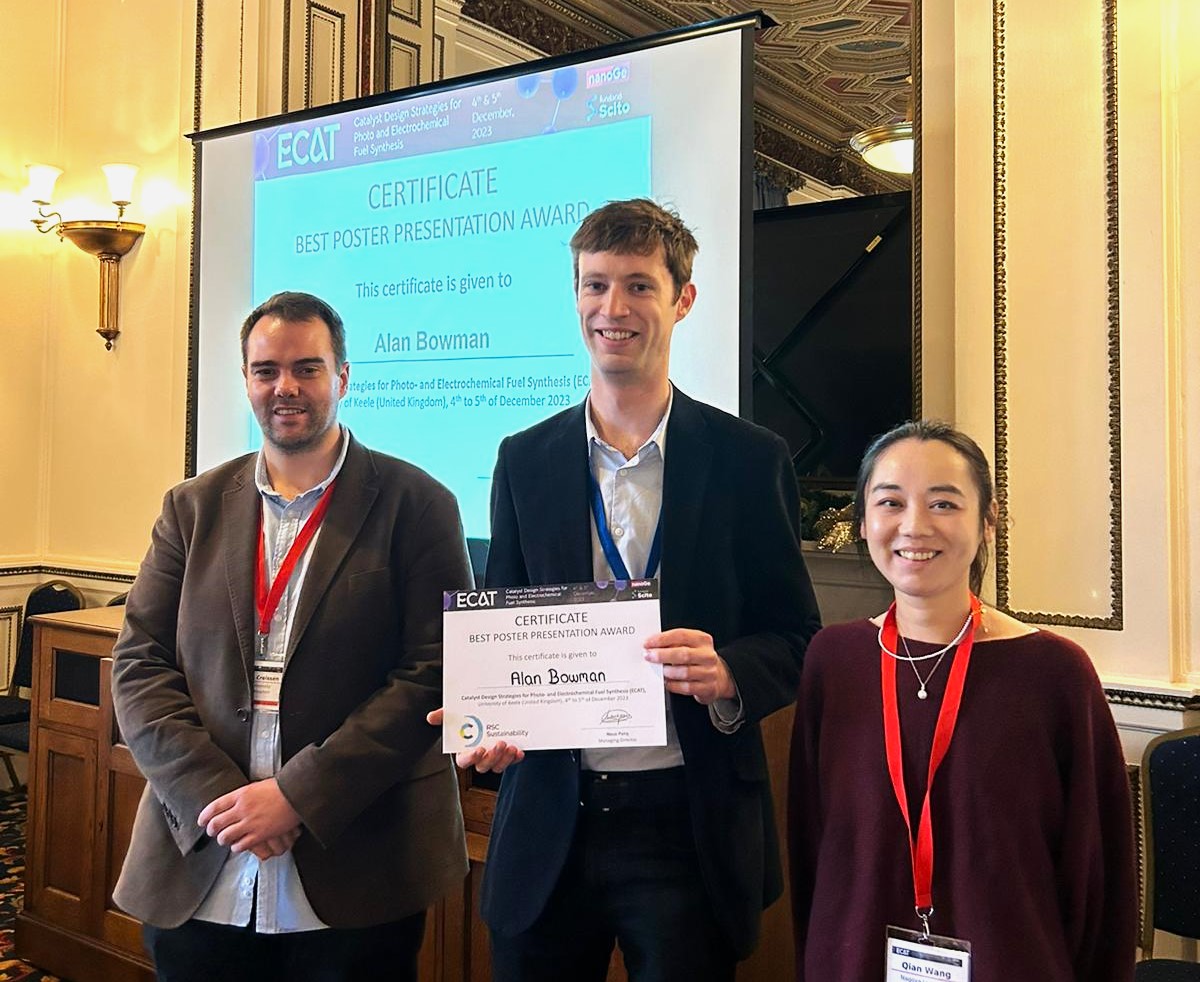 🏆Alan Bowman (@EPFL_en) receives a Best Poster Prize by RSC Sustainability from (@RoySocChem) presenting 'Quantifying photochemistry at the nanoscale'.  Congratulations! 🎉 🔗nanoge.org/ECAT23/home