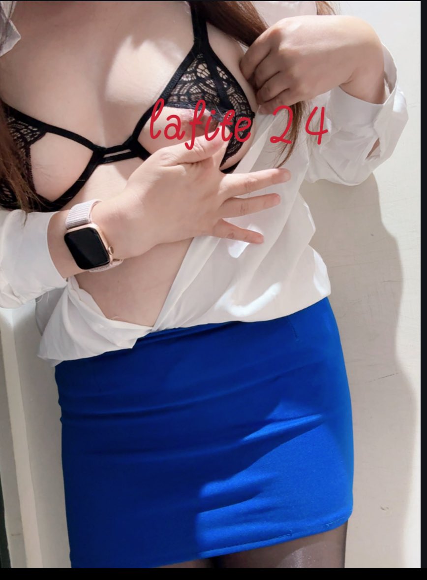 Lafite24Lafite's tweet photo. OL
的日常就是無聊，只好玩玩奶，玩玩小穴打發時間，真是苦了OL
😍行走的春藥
歡迎意淫 https://t.co/mqdyZCJehM
