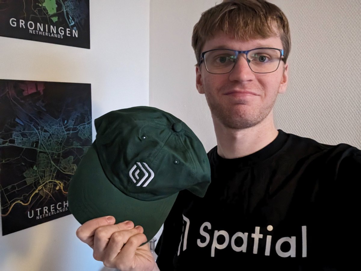 After @jasteinerman and I met at #Unite2023 he decided to send me some @Spatial_io swag all the way from New York to me in the Netherlands! Thank you so much!! The stickers will find a place on my laptop as well 😉😎