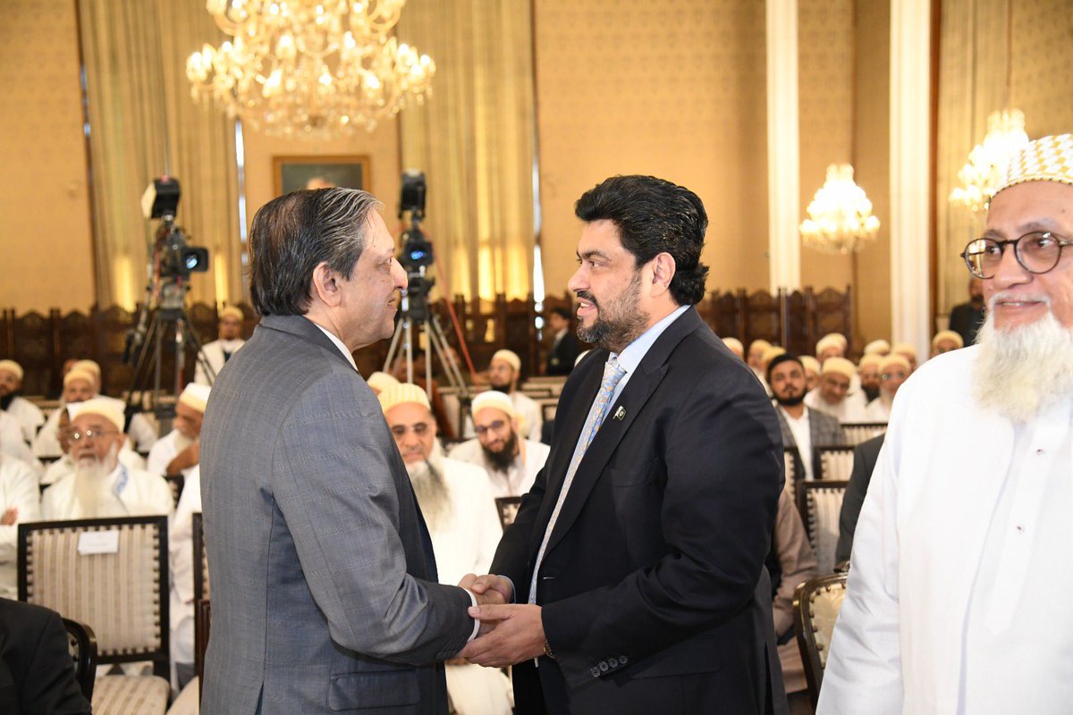 Senator Saleem Mandviwalla attended the award ceremony of His holiness Syedna mufadal Saifuddin at President House Islamabad. <a href="/MediaCellPPP/">PPP</a> <a href="/BBhuttoZardari/">Bilawal Bhutto Zardari</a> <a href="/AseefaBZ/">Aseefa B Zardari</a> <a href="/BakhtawarBZ/">Bakhtawar B-Zardari</a>