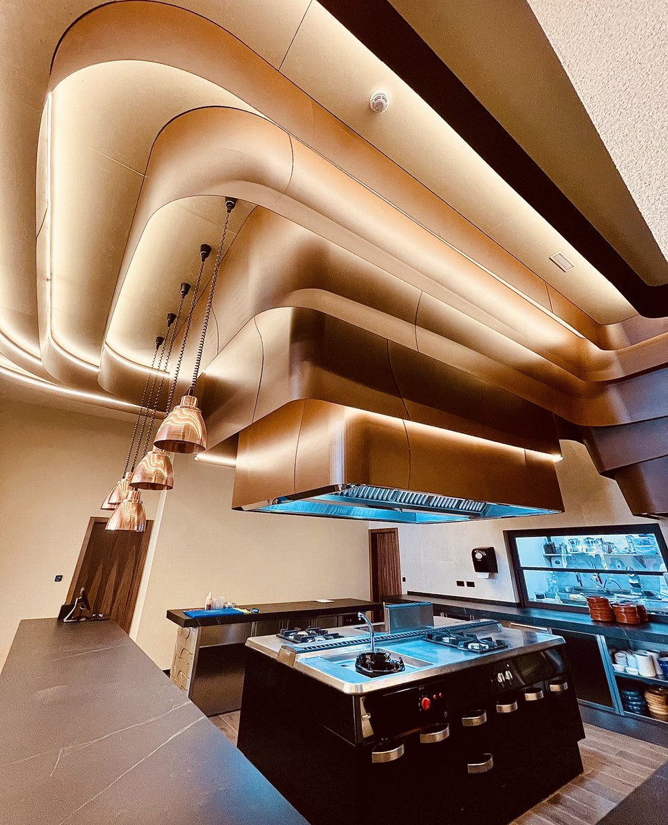 El #EspacioCuarentaytres de Zamora Company ⁦(<a href="/licor43_es/">Licor 43 España</a>⁩ ) abre en Cartagena y su chef dos estrellas Michelín Pablo González-Conejero (⁦<a href="/pabloglacabana/">Cabaña Buenavista Pablo González</a>⁩) 
presenta la ‘Guggenheim’, la campana extractora que preside su cocina abierta. ⁦<a href="/EstherAguirreZ1/">Esther</a>⁩