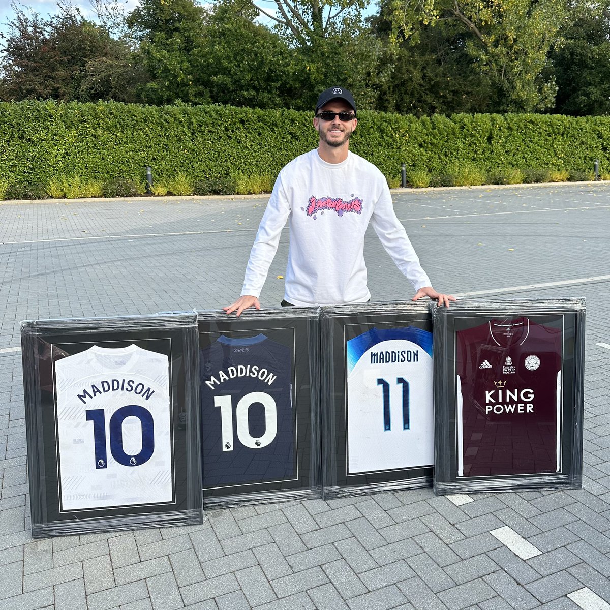 ExclusiveFrames's tweet photo. Pleasure to get some frames sorted for @premierleague player of the month @Madders10 
Top guy, and thank you for trusting us with your shirts, see you again soon 🙌

To get your shirts, pictures and memorabilia framed - drop us a DM! https://t.co/WtOI1EPEhE