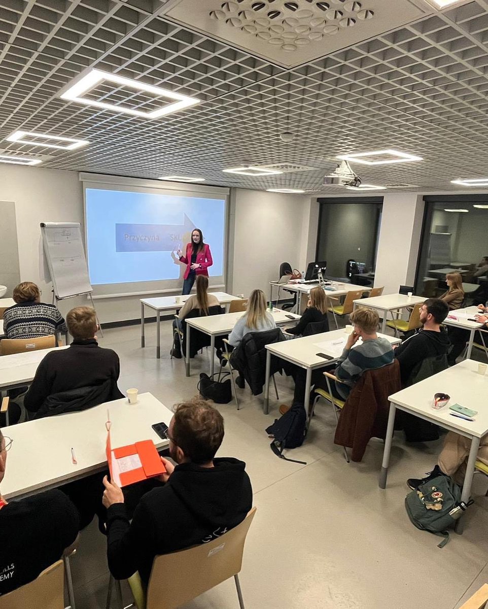 BogumilaMucha's tweet image. Tak wyglądały warsztaty na uczelni AGH w Krakowie😉🎓💰

Tematem przewodnim był Budżet Osobisty🔍 Uczestnicy poznali Skuteczne Zasady Budowania Finansowego Planu, które są warte naprawdę wiele**🙂💸💰

#smartstudent #edukacjafinansowa #SoftSkillsAcademy