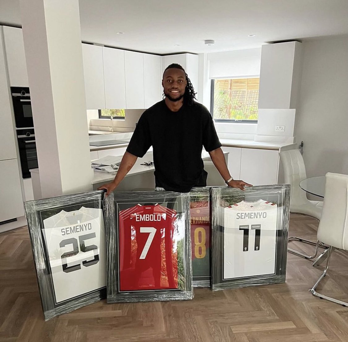 ExclusiveFrames's tweet photo. Always a pleasure framing @premierleague footballer @antoinesemenyo1 shirts 🙌 thanks again for using our VIP Service and all the best with your recovery 🤝

To get your shirts booked in like Antoine, DM the team now! 📲 https://t.co/D0Zvw9kk0S