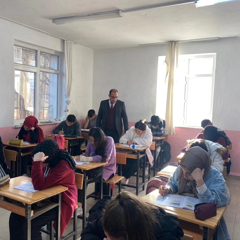 Burdur Valiliği himayesinde İl Milli Eğitim Müdürlüğü tarafından yürütülen BESTE (Burdur’da Etkin Sürdürülebilir Tamamlayıcı Eğitim) Projesi kapsamında ilçemiz 8. ve 12.sınıf öğrencilerimize yönelik izleme ve değerlendirme sınavı gerçekleştirildi.
<a href="/valiturkeroksuz/">Dr. Türker Öksüz</a> 
<a href="/Burdurvalilik/">T.C. Burdur Valiliği</a>