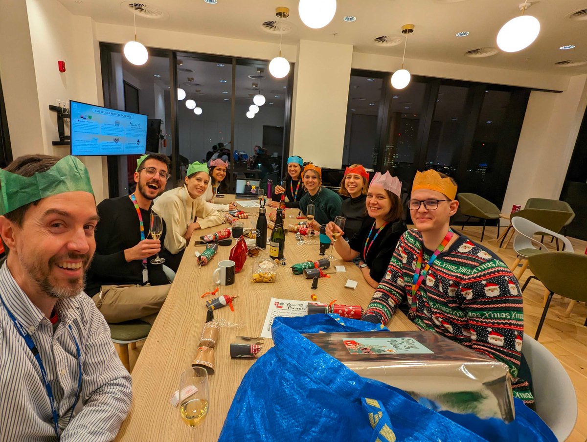 vaquerizas_lab's tweet image. Happy Holidays from the Developmental Epigenomics lab! We definitely found out who the coffee fans were during this year’s White Elephant gift exchange (😉), and had a delicious dinner with @metzisv’s lovely lab 🍽️🧬🎄❄️
Looking forward to another fantastic year of science!