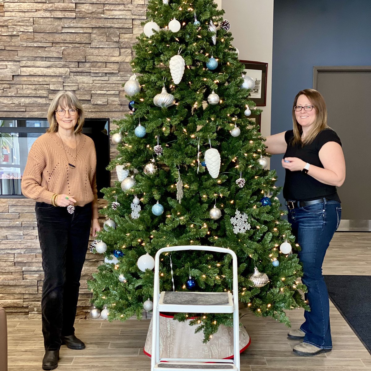 HDMutual's tweet photo. 'Tis the season to spread holiday cheer at the office! ❤️💚 We always have a blast turning our space into a winter wonderland by sprinkling in some festive fun! 🤌 Thank you to the team for helping decorate! ✨🎄 https://t.co/agfQbR4m2Q
