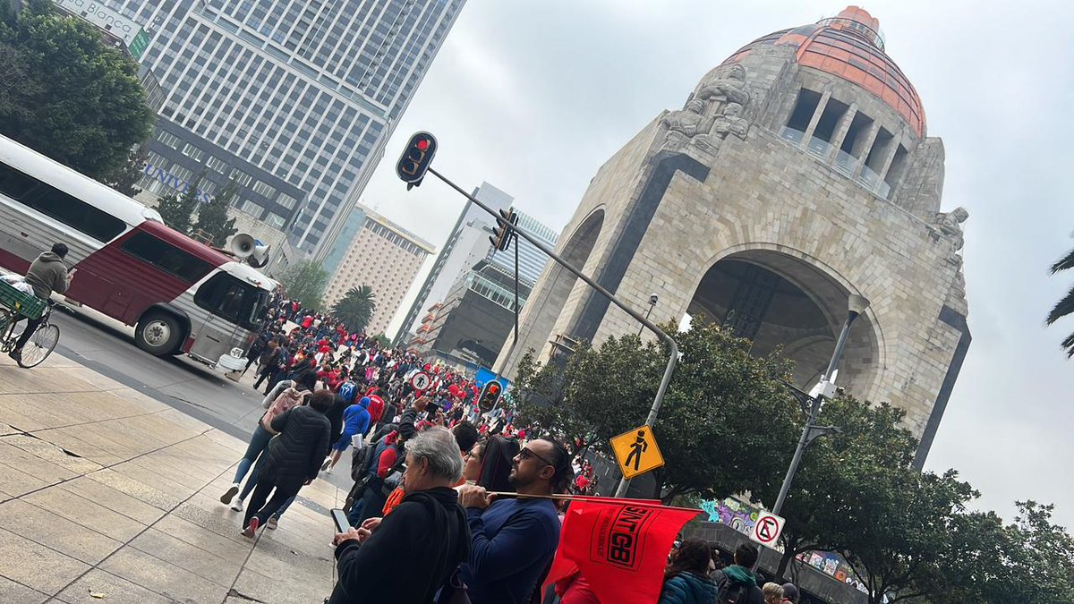 diario24horas's tweet photo. Maestros de la #CNTE se concentran en el Monumento a la Revolución para exigir un aumento salarial.

👉 https://t.co/25rholMABL

📷 Especial https://t.co/AioaWGT9JL