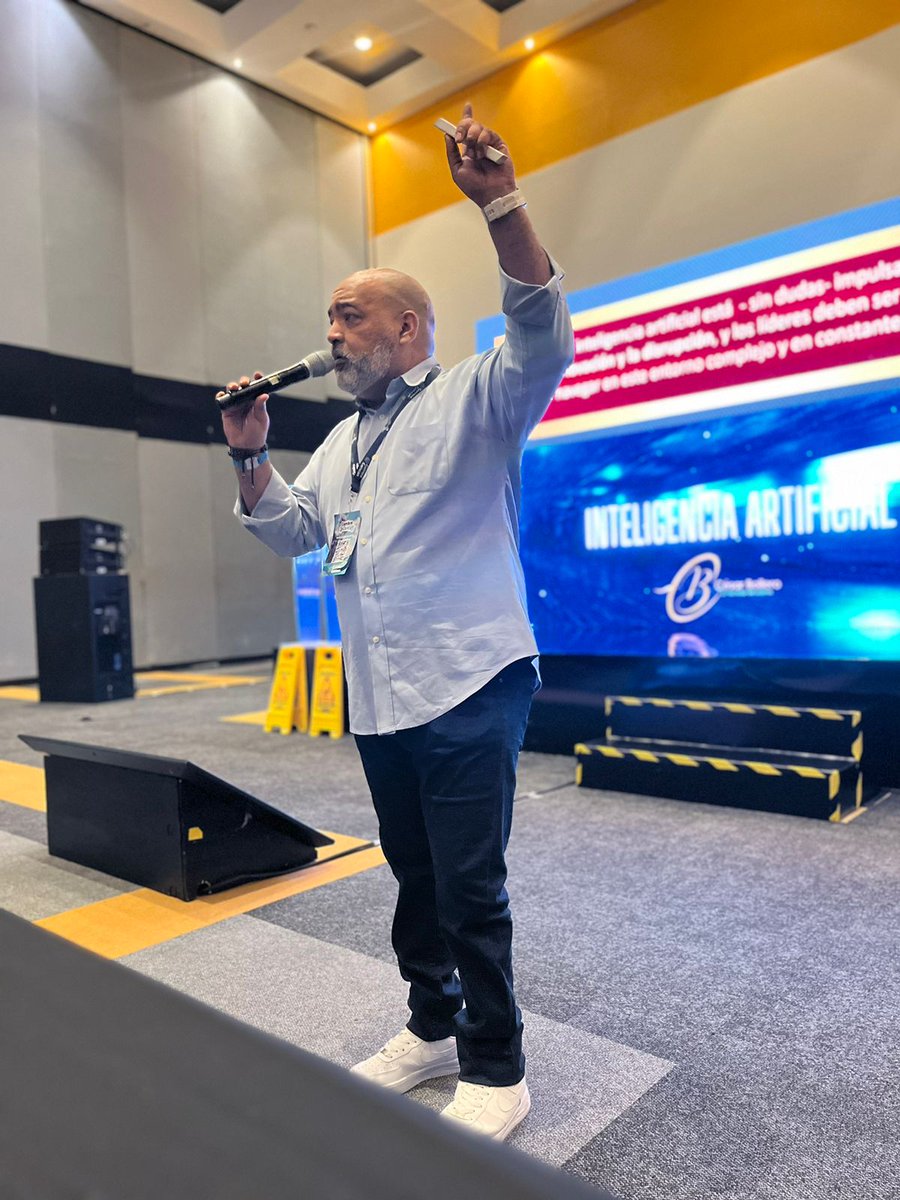 Continuamos con Cesar Bollero <a href="/cesarbollero/">El Hacedor de Líderes César Bollero</a> con el tema “La capacidad de conectarnos, está en los líderes. Todavía no lo logra la inteligencia artificial” en la #CumbreCancun 🗣️.

<a href="/CumbreCP/">CumbreCP</a> <a href="/CumbreOnline/">Cumbre.Online</a> <a href="/Mensaje360/">Mensaje 360</a> <a href="/PolitologosD/">Politólogos Digitales</a>