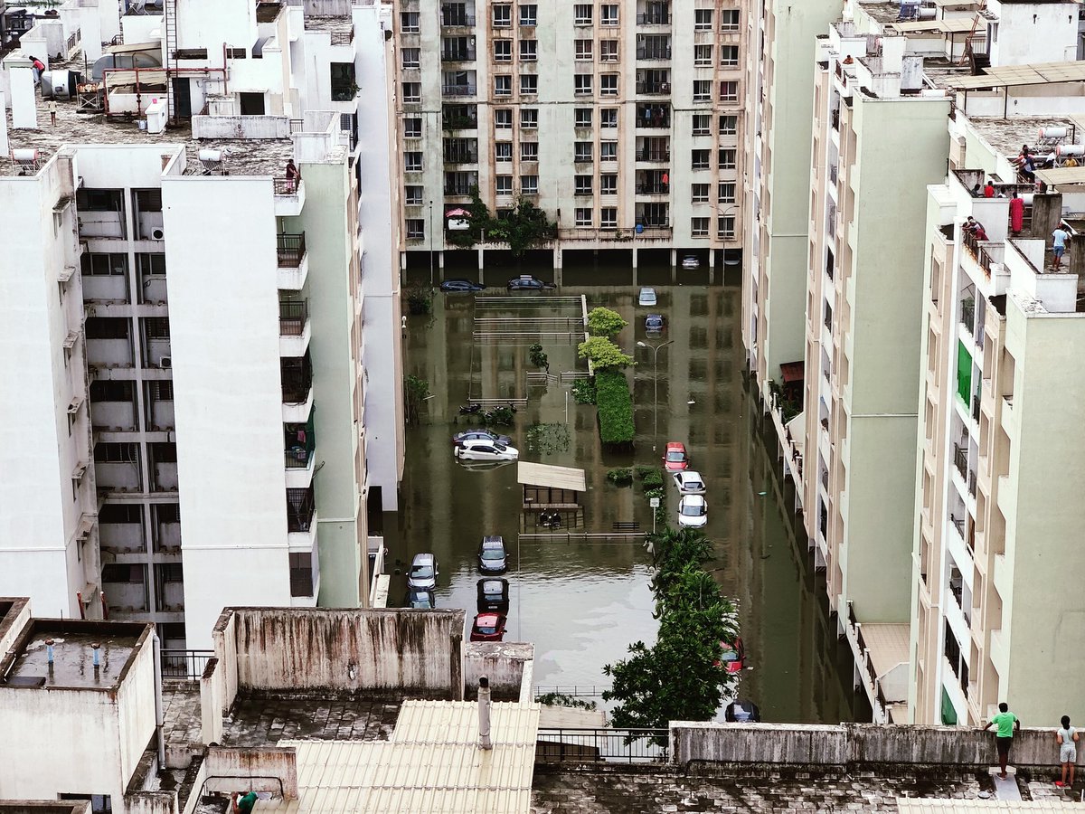 prakashramnath's tweet image. #help #ChennaiCorporation 
2000 families with kids &amp;amp; senior citizens in embassy residency, Perumbakkam need help as the area is completely marooned after the rains with no electricity or water or essential supplies. Only boats can ply here. 
#ChennaiFloods #ChennaiRainsHelp23