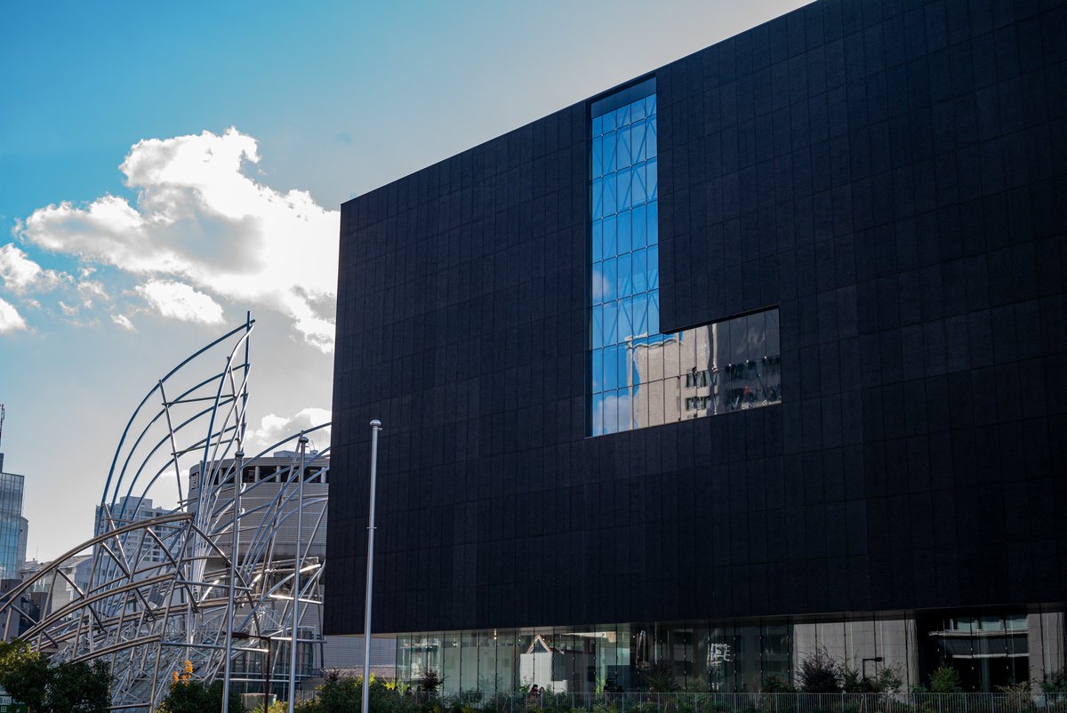 yoyo_com_'s tweet photo. 大阪中之島美術館は建物も端正ですごくひかれる。機能美というか、中身で勝負してますという凄みを感じる。
2023.12
shot with Leica M-D, Zeiss Planar 45mm F2
#leica #leicamd #zeiss #contax #contaxg #planar #45mm #japan #osaka https://t.co/z3xdAOGmXC