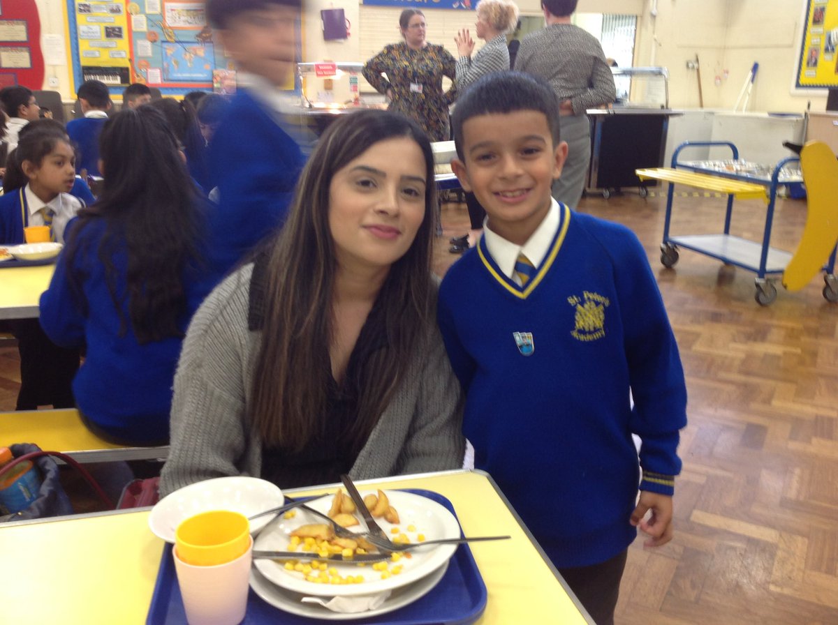 StPetersNewman's tweet image. Y3 enjoyed a wonderful shared lunch with their parents! We loved getting to sit together and catch up with our parents about our day. #sharedlunch #year3 🩷🧡💙