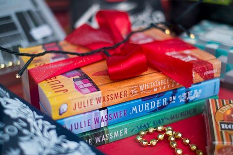 Searching for a great Xmas gift for under £10? @harbourbooks in #Whitstable has SIGNED COPIES of all my Whitstable Pearl books including the Christmas-set book, Murder-on-Sea & if you'd like a personal message added just ask the staff & it'll be done! #Kent #xmasbooks Pls RT❤️