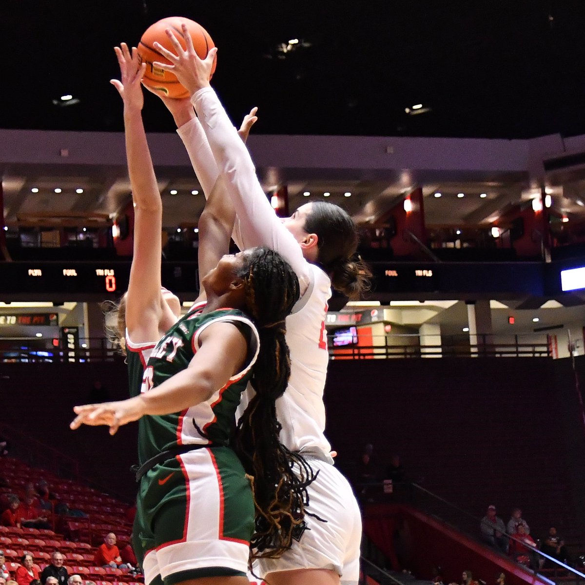 Following yesterday's game:
⚬ The Lobos are 𝟮𝟵𝘁𝗵 in the NCAA in rebounds per game (43.8)
⚬ <a href="/chkoarly/">Charlotte Kohl</a> is 𝟭𝟭𝘁𝗵 in the NCAA in offensive rebounds per game (4.4) &amp; in rebounds (89) &amp; 𝟯𝟬𝘁𝗵 in rebounds per game (9.9).

#GoLobos