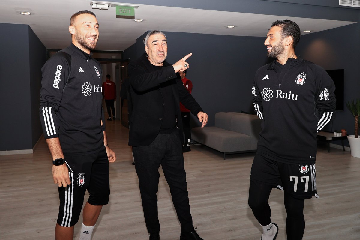 Besiktas's tweet photo. Feyyaz Uçar ile Samet Aybaba, Futbol A Takımımızla Buluştular

Futbol Şube Sorumlumuz ve Futbolu Temsilen Basın Sözcümüz Feyyaz Uçar ile Futbol Takımları Genel Koordinatörüm��z Samet Aybaba, BJK Nevzat Demir Tesisleri’nde Teknik Direktörümüz Rıza Çalımbay, teknik ekibimiz ve futbolcularımızla bir araya geldiler.

Futbolcularımızla sohbet eden Uçar ve Aybaba, takımımızın durumu hakkında Çalımbay’dan bilgi aldılar.

Futbol Şube Sorumlumuz ve Futbolu Temsilen Basın Sözcümüz Feyyaz Uçar, takımımıza ziyaretinin ardından yaptığı açıklamada, “Mazbatamızı aldıktan sonra ilk işimiz Ümraniye’ye giderek takımımızla bir araya gelmek oldu. Hocamızın ve futbolcularımızın yanındayız. Eski başarılı günleri tekrarlamak istiyoruz. Takımımıza başarılar diliyoruz” diye konuştu.

Kalbinin her daim Futbol Takımımızla olduğunu ifade eden Futbol Takımları Genel Koordinatörümüz Samet Aybaba,” Hocamıza ve futbolcularımıza desteğe geldik. Her zaman takımımızın yanındayız. Her Beşiktaşlı gibi performansların yükselmesini ve takımın belli bir seviyeye gelmesini istiyoruz” dedi.

Teknik Direktörümüz Rıza Çalımbay ise şunları söyledi:

“Feyyaz Uçar ve Samet Aybaba ile yeniden bir araya gelmekten dolayı mutluyum. Geçmiş dönemde birlikte çok güzel işler yaptık. İnşallah yine birlikte güzel işler yaparız.”

🔗 https://t.co/PM1KoDbOB0