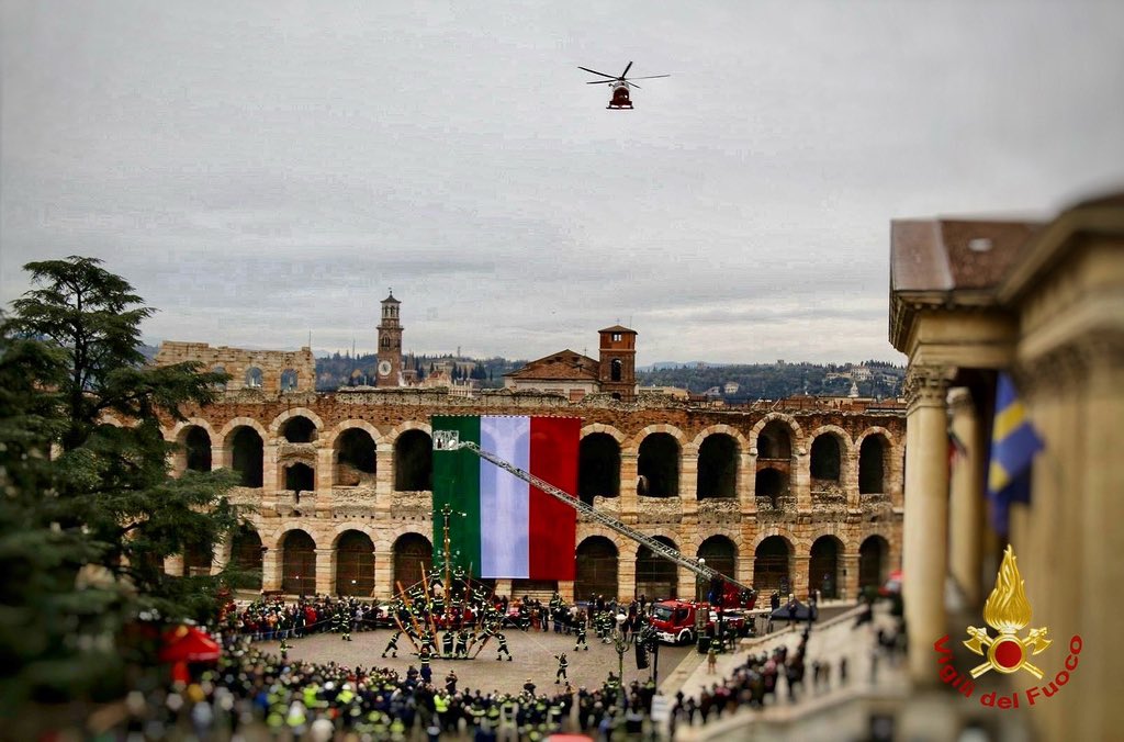 #vigilidelfuoco 

#arenadiverona #SantaBarbara #Verona #tricolore