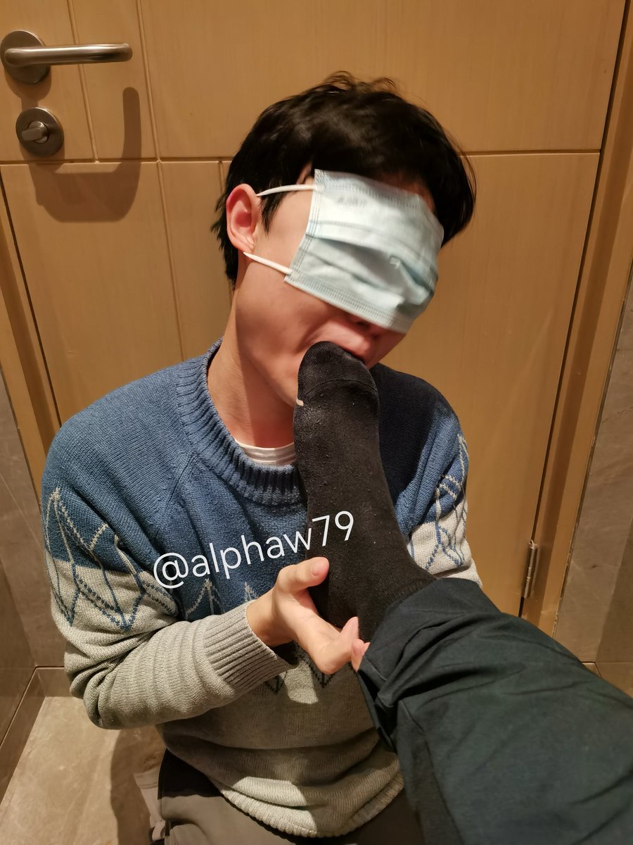 alphaw79's tweet photo. 北方爸爸出差，酒店会议厅厕所隔间玩弄骚狗 https://t.co/9s21BLDBu7