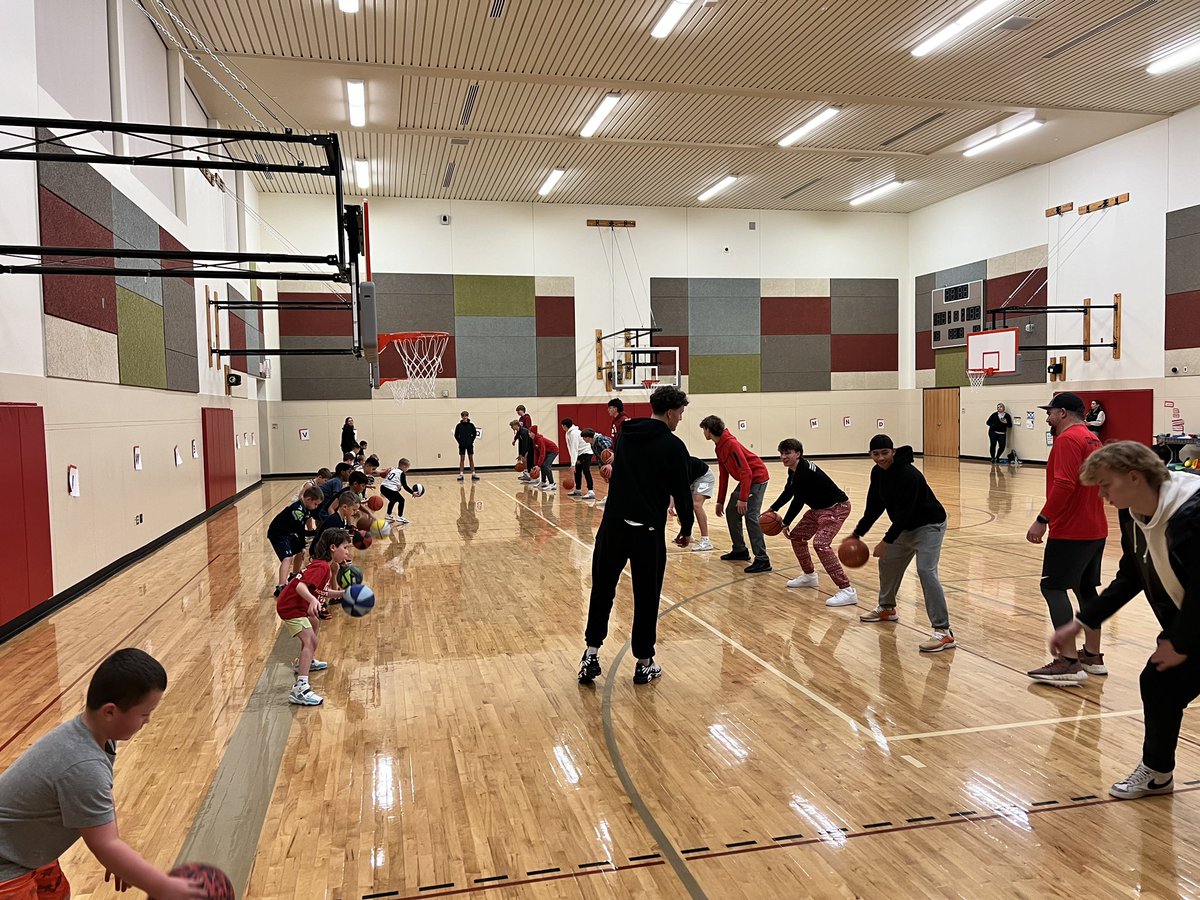 Surprised our K-2nd grade hooptown teams at their practice last night to get some work in! #CheneyHoops #Committed @BlackhawksChs