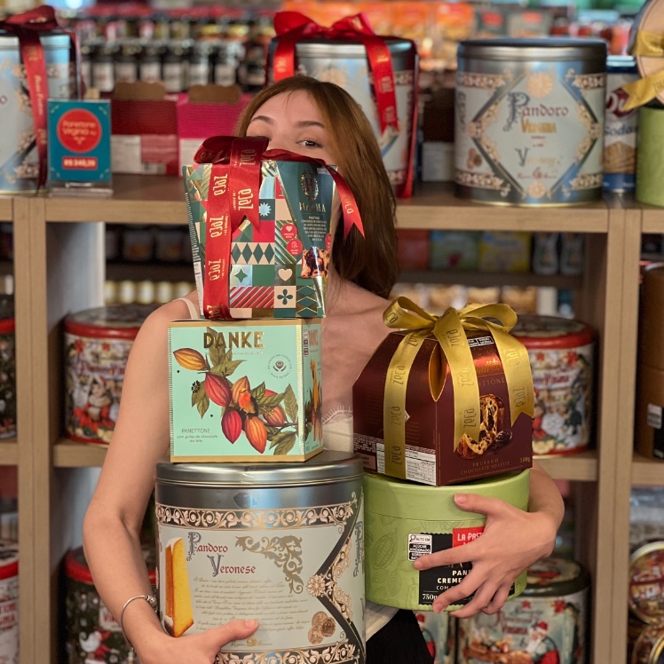 Alguém aqui gosta de panetone / chocotone? Pois estou com a missão de provar TODOS os do Empório do Zeca, e pensei em chamar voluntários pra irem cmg kk 🤔👀