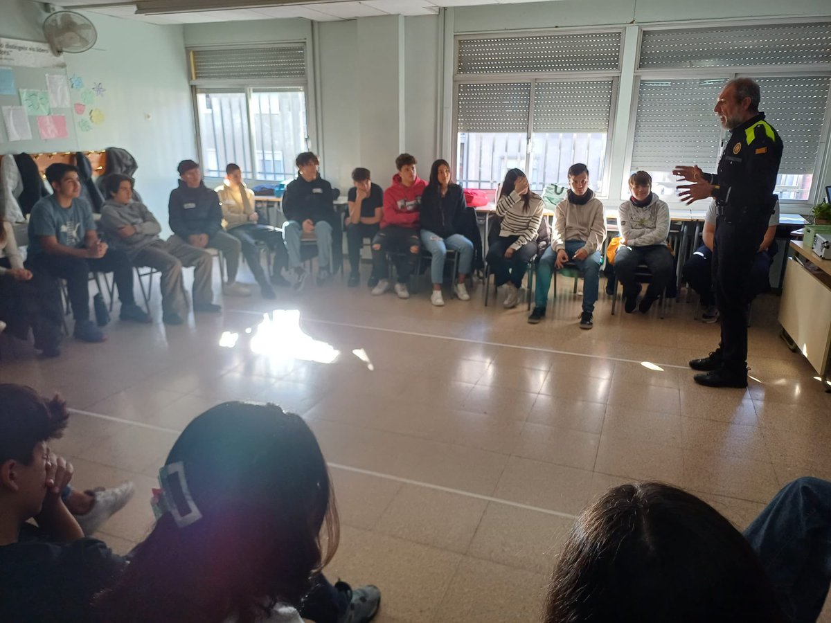 Els alumnes de 2n i 4t d’ESO han rebut una xerrada sobre educació viària. Han après molt. Moltes gràcies!