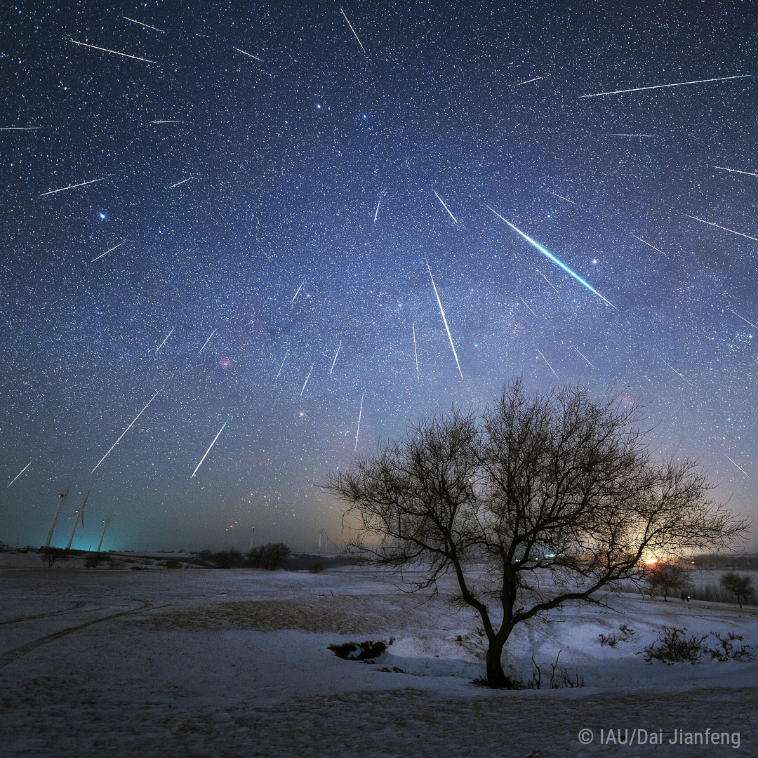 Wist je dat december een fantastische maand is om vallende sterren te kijken? Tussen 7 en 17 december kun je genieten van de #Geminiden-meteorenzwerm. Volg mij voor tips en de laatste weersverwachtingen! (Afbeelding: IAU/Dai Jianfeng) #vallendesterren #meteoren #sterrenregen
