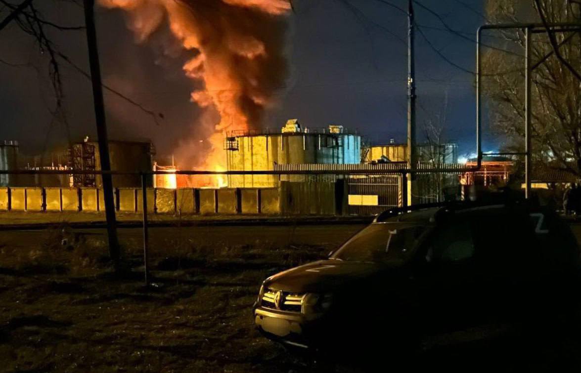 Sola_Sistime's tweet photo. 🇺🇦 Erfolgreicher nächtlicher Angriff auf ein Öldepot in Luhansk…

Vielleicht doch Warnschilder für 🇷🇺 mit Symbolen statt mit dem Warnschrift?… 👉🏻🚭
#RussiaisaCrime
#PutingoHome 

#StandWhithUkraine 🫡🇺🇦
#NAFOfellas News-Devision
#Wirwerdenlauter https://t.co/QIroTXHujg