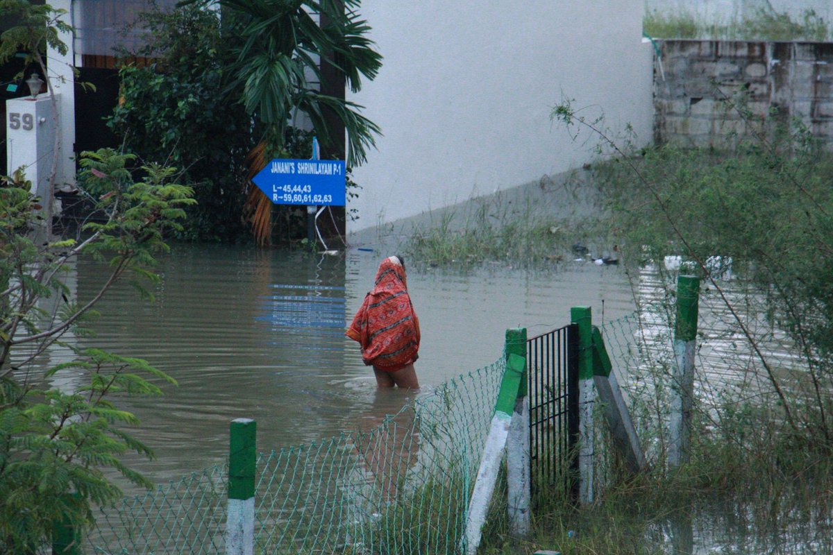 Dineshsun7's tweet photo. @MuraliS27 @lonewanderlust_  please help amplify #ChennaiFloods #ChennaiRains #GCC #Tangedco #CycloneMichuang #ChennaiCorporation #waterlogged https://t.co/HaODZfDdBW