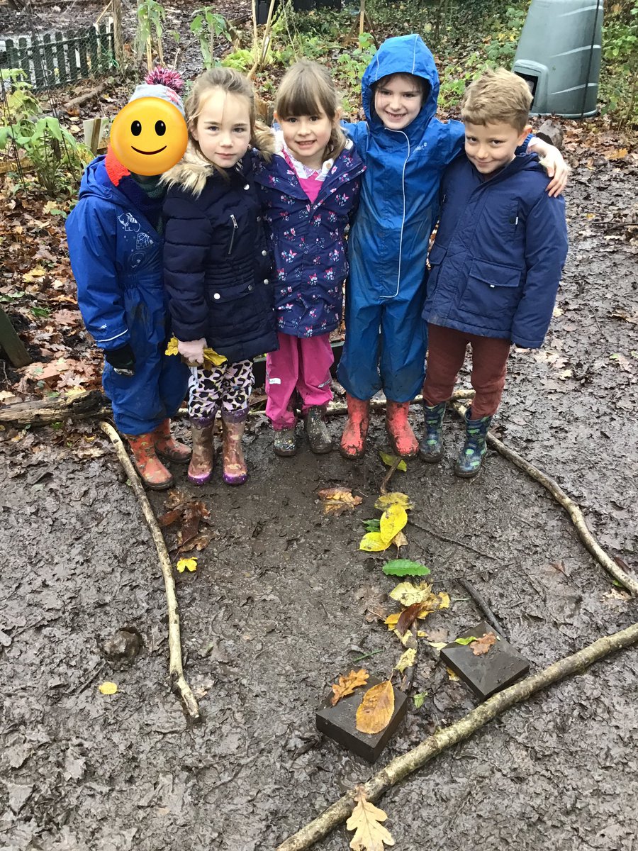 DGprimaryschool's tweet photo. In forest school today, year 1 created art using natural resources found in our woodland area. https://t.co/hHvkzy8KN9