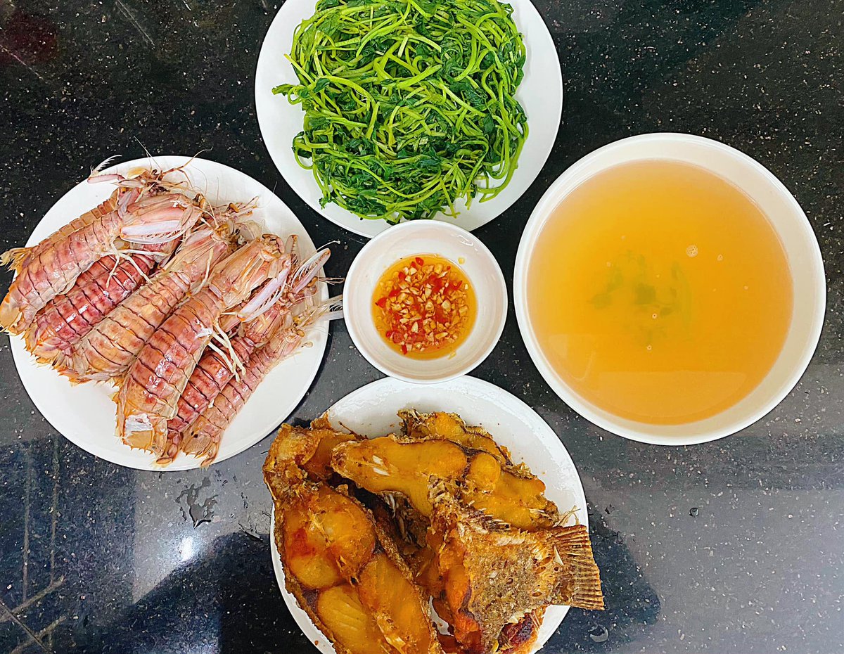 Tony9490's tweet photo. "Sự xa hoa làm ta háo hức. Nhưng đôi lúc, điều giản đơn lại níu giữ bước chân ta"

Thỉnh thoảng em được vào bếp nấu ăn,  em xin phép được chia sẻ lên một vài mâm cơm em đã nấu.

Có hai câu hỏi mà ngày nào cũng hiện lên trong đầu em:
- Hôm nay ăn gì?
- Khi nào mình mới giàu?