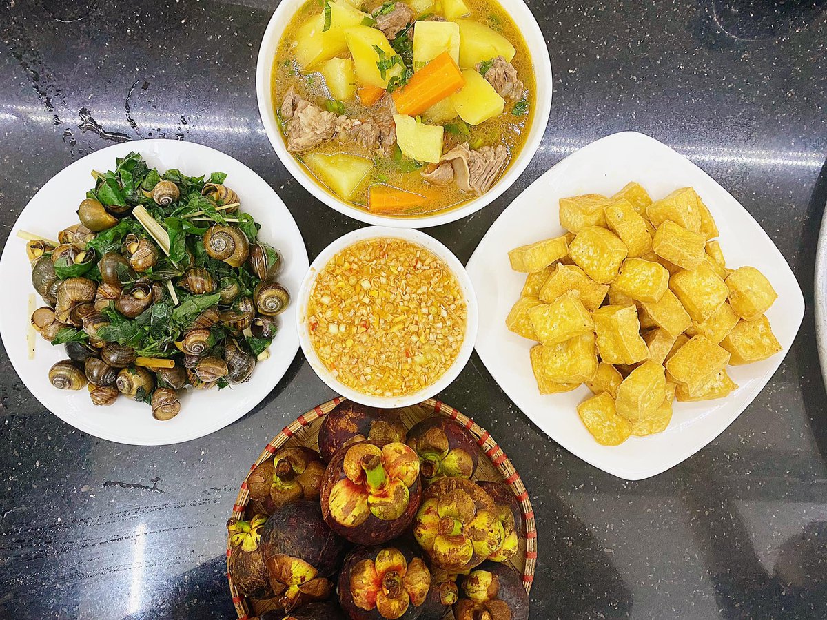 Tony9490's tweet photo. "Sự xa hoa làm ta háo hức. Nhưng đôi lúc, điều giản đơn lại níu giữ bước chân ta"

Thỉnh thoảng em được vào bếp nấu ăn,  em xin phép được chia sẻ lên một vài mâm cơm em đã nấu.

Có hai câu hỏi mà ngày nào cũng hiện lên trong đầu em:
- Hôm nay ăn gì?
- Khi nào mình mới giàu?