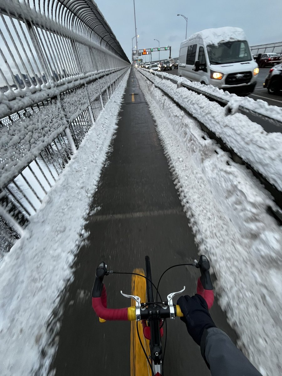 CyclisteMTL's tweet photo. @pontJCBridge ce matin, lendemain de 35cm de neige. 

Note de 90%: 
- Bien déneigé ✅
- les chicanes sont dangereuses ⚠️ 

Difficile de manœuvrer les chicanes. Si mon guidon s’accroche, je risque de passer par dessus la barrière de béton et me faire frapper ☠️ 
@APCPontJCartier https://t.co/vfqWDYit4s
