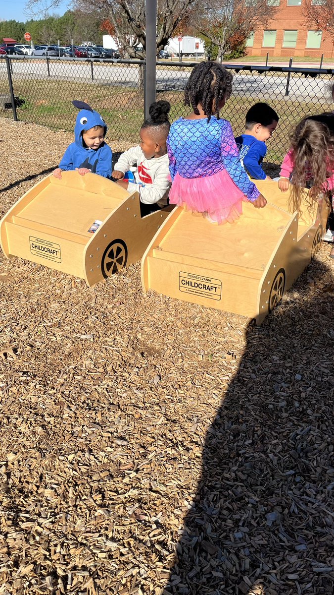 RCPS_EarlyLearn's tweet image. Playground Shenanigans 
#playgroundvibes #sunny #seesaw #Balance #terrifictuesday #tuesday