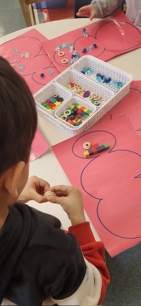 eabshammas's tweet image. ⛄️Embracing winter, students used assorted pieces to craft unique snowmen!❄️🎨 #design #finemotordevelopment