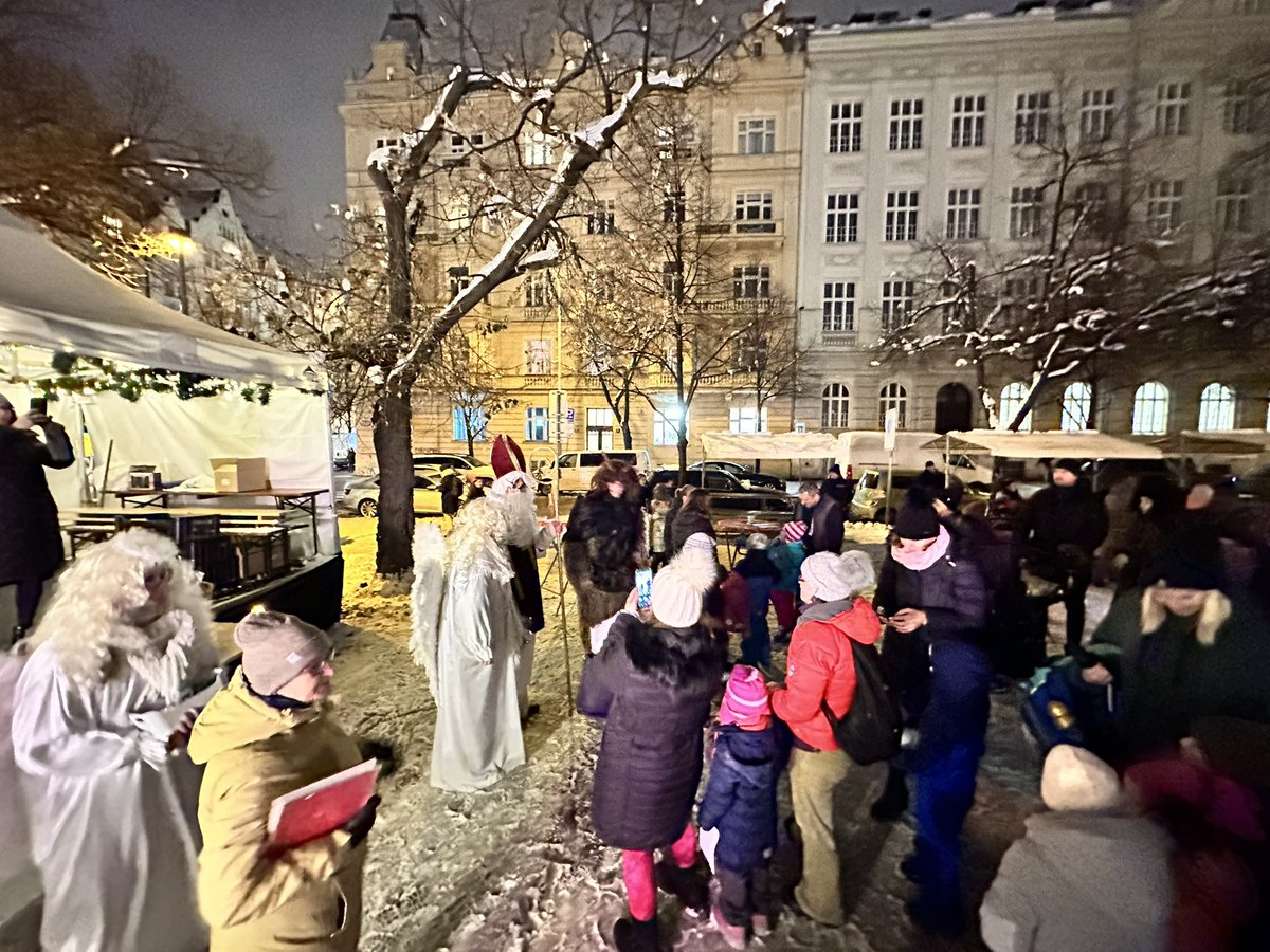 Sherlock_Hopes's tweet image. Tüm çocuklar sıraya girsin, herkese hediye var #Mikuláš