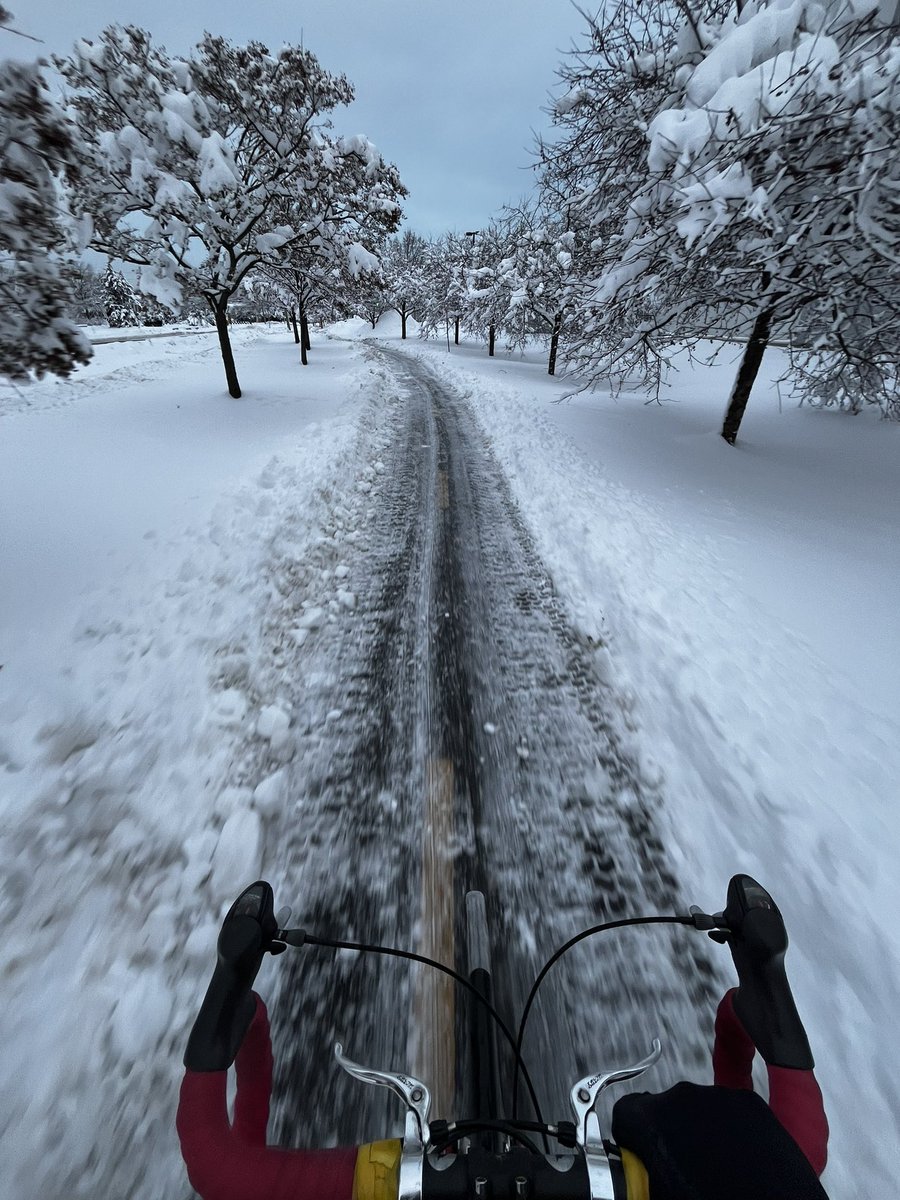 CyclisteMTL's tweet photo. Vélo d’hiver Rive-Sud ➡️ Centre-ville de MTL. 

Rue Saint-Lambert 👎 
Piste Longueuil Desaulniers 👍🏼
Piste Longueuil La Fayette 👍🏼
PJC 👍🏼 (sauf chicanes ☠️)
Piste MTL rue Champlain 🫤

#velodhiver #polmtl  #mobilite @MTL_Ville @VilleLongueuil @pontJCBridge #mtl #longueuil https://t.co/HiTDFkY8dU